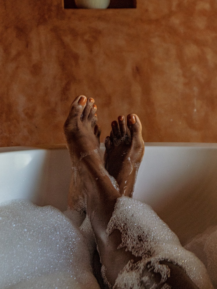 Eau froide et circulation veineuse : 3 techniques efficaces pour soulager vos jambes lourdes 2 joshua oluwagbemiga udA8ULjTrkY unsplash libellasocks.com